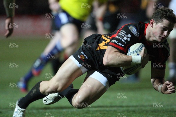 061213 - Newport Gwent Dragons v Bordeaux-Begles, Amlin Challenge Cup - Dragons Hallam Amos races in to score try