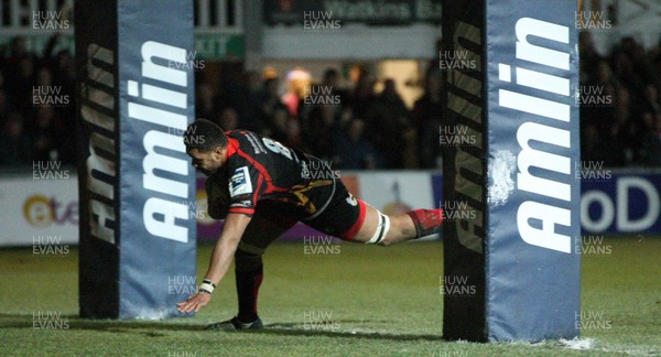 061213 - Newport Gwent Dragons v Bordeaux-Begles, Amlin Challenge Cup - Dragons Toby Faletau races in to score try