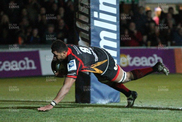 061213 - Newport Gwent Dragons v Bordeaux-Begles, Amlin Challenge Cup - Dragons Toby Faletau races in to score try