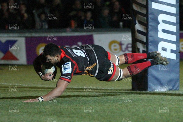 061213 - Newport Gwent Dragons v Bordeaux-Begles, Amlin Challenge Cup - Dragons Toby Faletau races in to score try