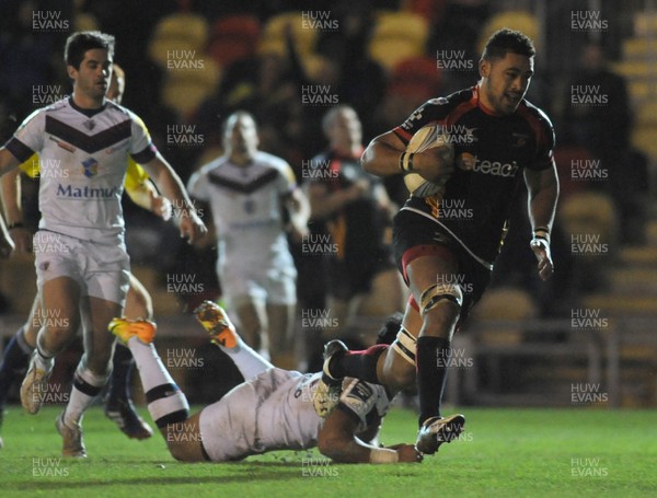 061213 - Newport Gwent Dragons v Union Bordeaux Begles - Amlin Challenge Cup -Toby Faletau of Newport Gwent Dragons breaks through the Bordeaux defence to score a try