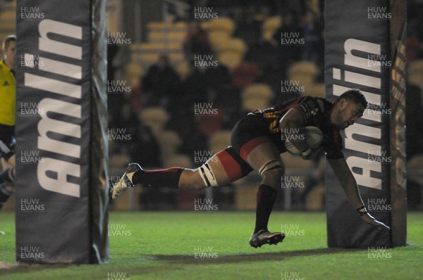 061213 - Newport Gwent Dragons v Union Bordeaux Begles - Amlin Challenge Cup -Toby Faletau of Newport Gwent Dragons scores a try