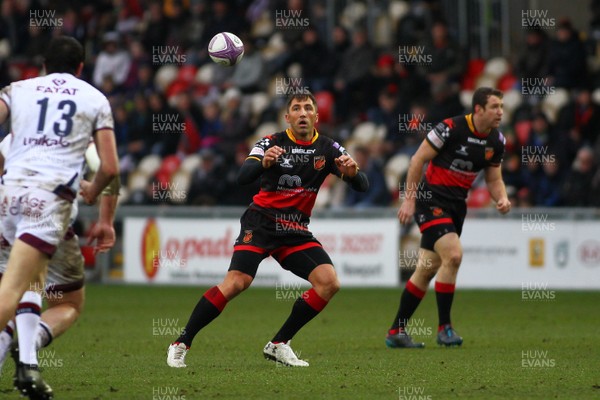 200118 Dragons v Union Bordeaux Begles - European Rugby Challenge Cup - Gavin Henson of Dragons takes an attacking ball 