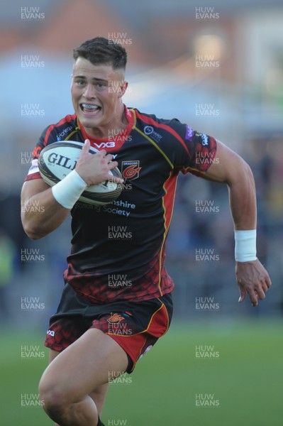 061018 - Dragons v Cardiff Blues - Guinness Pro 14 - Jared Rosser of the Dragons runs into score