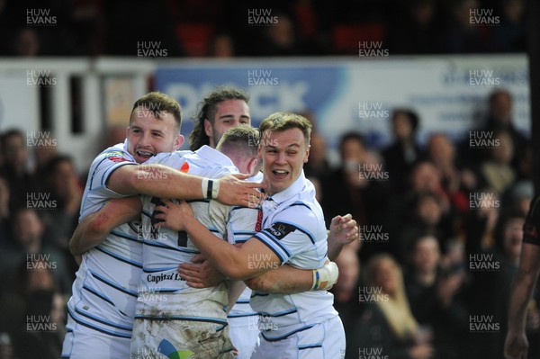 061018 - Dragons v Cardiff Blues - Guinness Pro 14 - Owen Lane of the Cardiff Blues celebrates his try with team mates