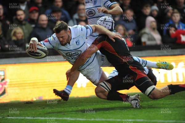061018 - Dragons v Cardiff Blues - Guinness Pro 14 -  Owen Lane of the Cardiff Blues scores in the corner despite the tackle of Ollie Griffiths of the Dragons