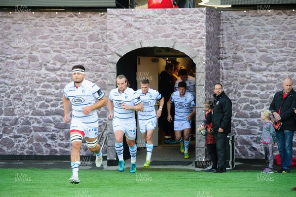 061018 - Dragons v Cardiff Blues - Guinness Pro 14 - Blues players run out