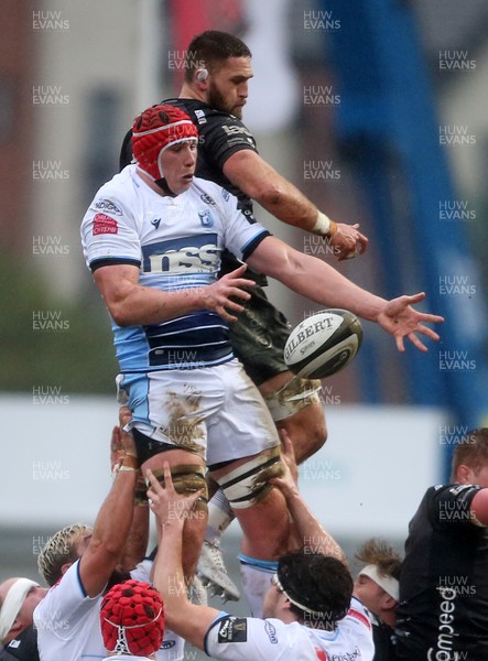 261220 - Dragons v Cardiff Blues - Guinness PRO14 - Seb Davies of Cardiff Blues and Harrison Keddie of Dragons in the line out