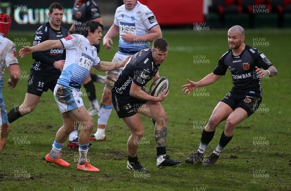 261220 - Dragons v Cardiff Blues - Guinness PRO14 - Jack Dixon of Dragons is challenged by Lloyd Williams of Cardiff Blues