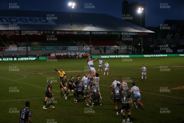 261220 - Dragons v Cardiff Blues - Guinness PRO14 - Seb Davies of Cardiff Blues wins the line out
