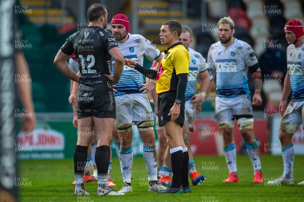 261220 - Dragons v Cardiff Blues - Guinness PRO14 - Referee Craig Evans talks to Jamie Roberts of Dragons and Cory Hill of Cardiff Blues