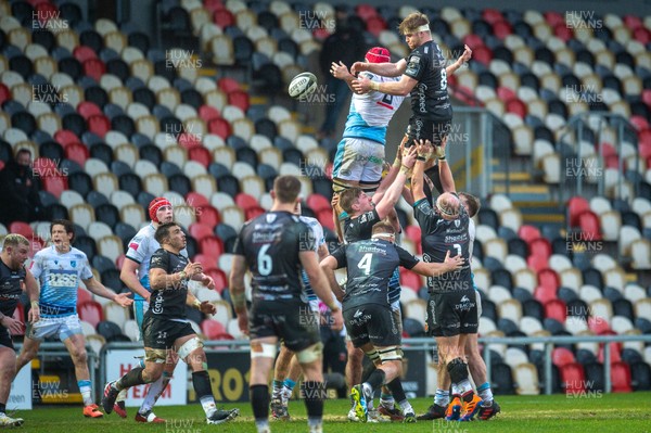 261220 - Dragons v Cardiff Blues - Guinness PRO14 - Aaron Wainright of Dragons wins lineout ball
