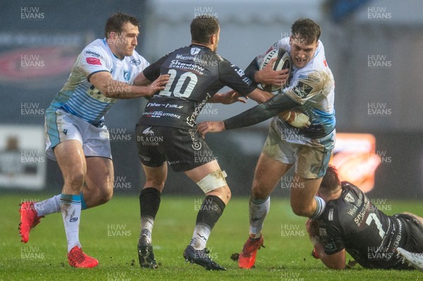 261220 - Dragons v Cardiff Blues - Guinness PRO14 - Max Llewellyn of Cardiff Blues is tackled by Taine Basham of Dragons and Josh Lewis of Dragons