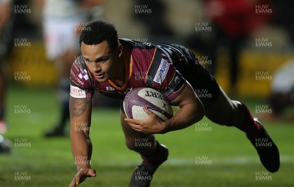 150116 - Newport Gwent Dragons v Castres, European Challenge Cup -Ashton Hewitt of Newport Gwent Dragons races in to score try