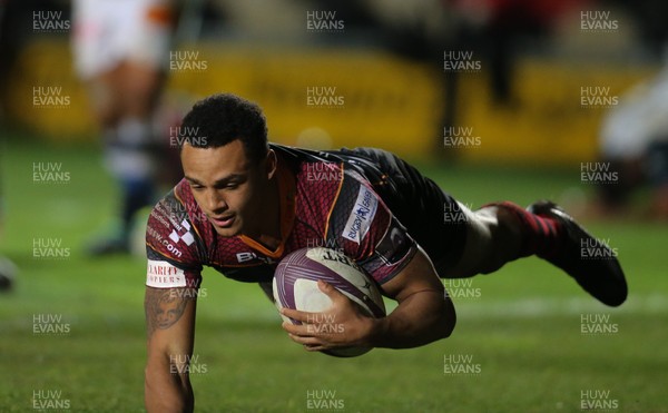 150116 - Newport Gwent Dragons v Castres, European Challenge Cup -Ashton Hewitt of Newport Gwent Dragons races in to score try