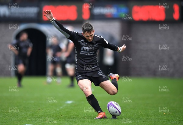 161119 - Dragons v Castres - European Rugby Challenge Cup - Sam Davies of Dragons kicks at goal