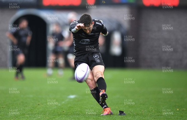 161119 - Dragons v Castres - European Rugby Challenge Cup - Sam Davies of Dragons kicks at goal