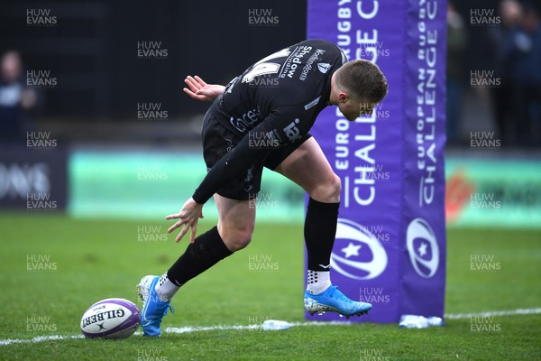 161119 - Dragons v Castres - European Rugby Challenge Cup - Daf Howells of Dragons scores try