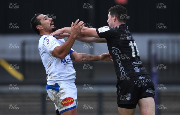 161119 - Dragons v Castres - European Rugby Challenge Cup - Ludovic Radosavljevic of Castres and Owen Jenkins of Dragons clash