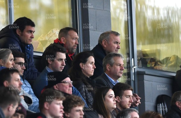 161119 - Dragons v Castres - European Rugby Challenge Cup - Wales coaches Jonathan Humphreys and Wayne Pivac look on