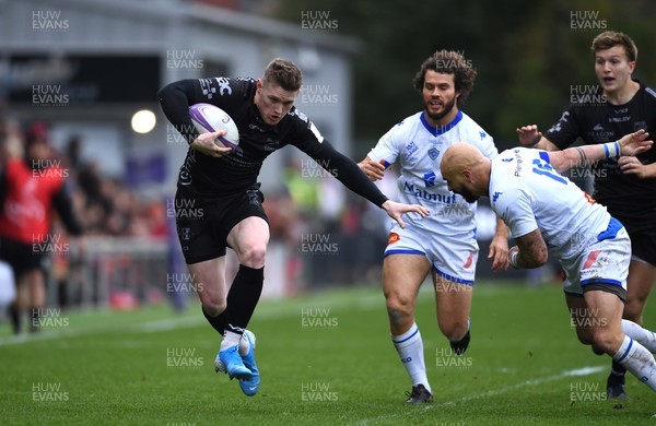 161119 - Dragons v Castres - European Rugby Challenge Cup - Daf Howells of Dragons gets away from Benjamin Lapeyre of Castres