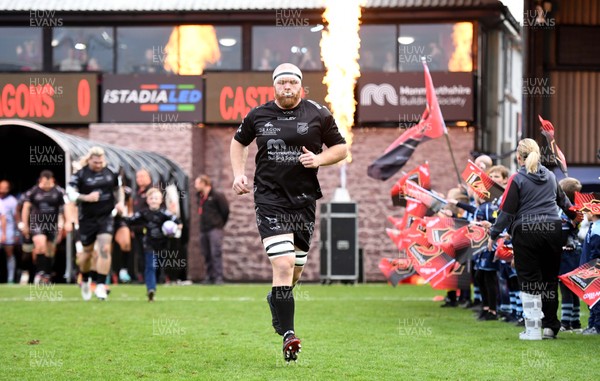 161119 - Dragons v Castres - European Rugby Challenge Cup - Joe Davies of Dragons leads out his side
