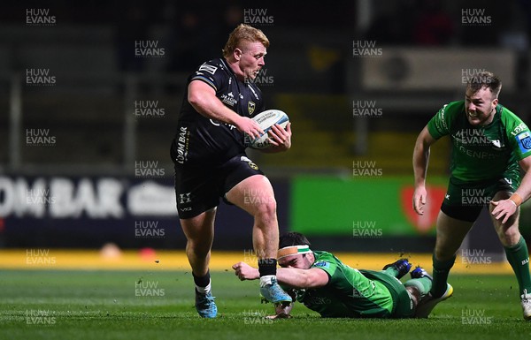 040323 - Dragons v Connacht - United Rugby Championship - Bradley Roberts of Dragons gets away from Paul Boyle of Connacht