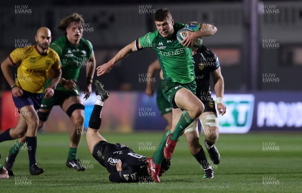 040323 - Dragons v Connacht - United Rugby Championship - Tom Farrell of Connacht is challenged by Will Reed of Dragons 