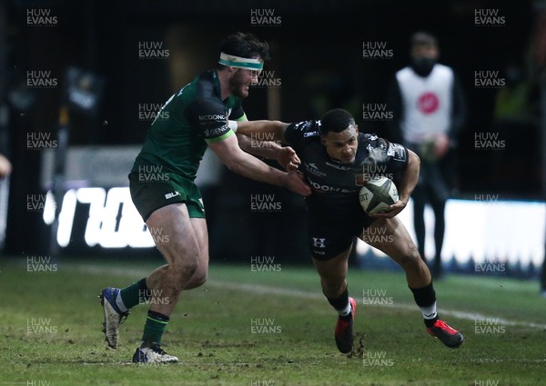 050221 - Dragons v Connacht, Guinness PRO14 - Ashton Hewitt of Dragons gets past Tom Daly of Connacht