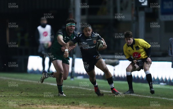 050221 - Dragons v Connacht, Guinness PRO14 - Ashton Hewitt of Dragons gets past Tom Daly of Connacht