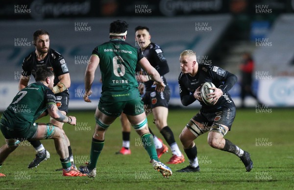 050221 - Dragons v Connacht, Guinness PRO14 - Ben Fry of Dragons takes on Caolin Blade of Connacht and Paul Boyle of Connacht