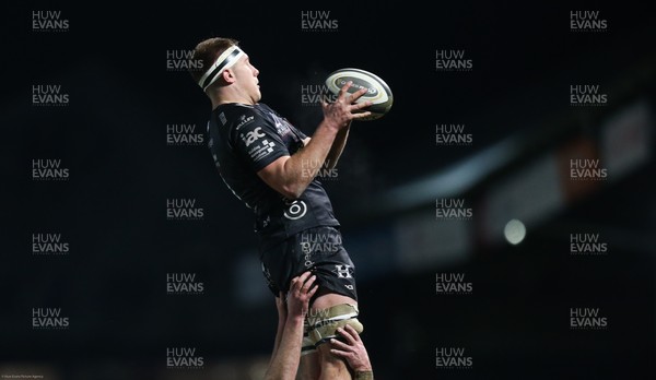 050221 - Dragons v Connacht, Guinness PRO14 - Ben Carter of Dragons takes the line out ball