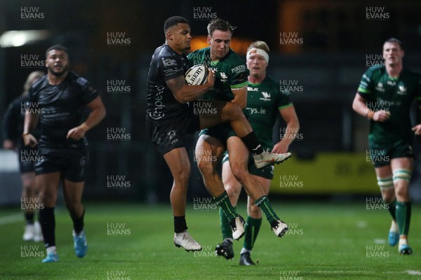 111019 - Dragons v Connacht - Guinness PRO14 - John Porch of Connacht collides with Ashton Hewitt of Dragons in the air