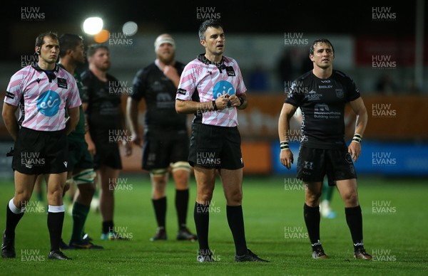 111019 - Dragons v Connacht - Guinness PRO14 - Referee Marius Mitrea reviews the footage on the big screen