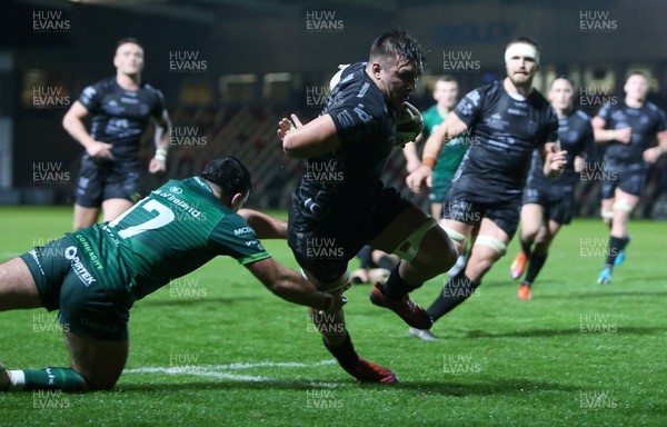 111019 - Dragons v Connacht - Guinness PRO14 - Taine Basham of Dragons goes over to score a try