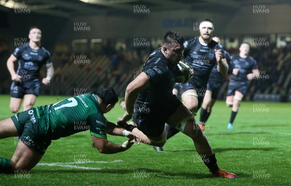 111019 - Dragons v Connacht - Guinness PRO14 - Taine Basham of Dragons goes over to score a try