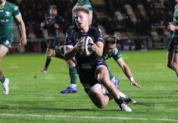 111019 - Dragons v Connacht, Guinness PRO14 - Tyler Morgan of Dragons races in to score try