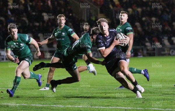 111019 - Dragons v Connacht, Guinness PRO14 - Tyler Morgan of Dragons races in to score try
