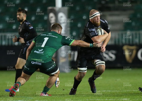 111019 - Dragons v Connacht, Guinness PRO14 - Joe Davies of Dragons takes on Paddy McAllister of Connacht