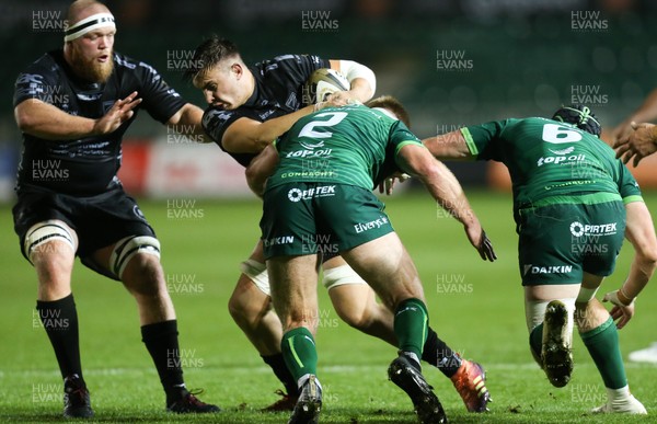 111019 - Dragons v Connacht, Guinness PRO14 - Taine Basham of Dragons takes on Tom McCartney of Connacht and Eoghan Masterson of Connacht
