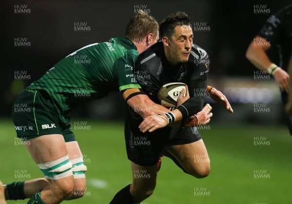 111019 - Dragons v Connacht, Guinness PRO14 - Sam Davies of Dragons is tackled by Gavin Thornbury of Connacht