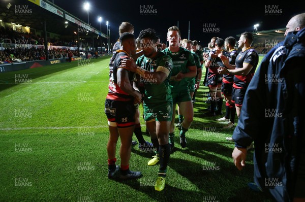 150917 - Dragons Rugby v Connacht - Guinness PRO14 - Bundee Aki of Connacht shakes hands with Ashton Hewitt of Dragons