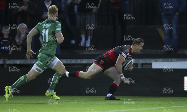 150917 - Dragons v Connacht, Guinness Pro14 - Hallam Amos of Dragons dives in to score try