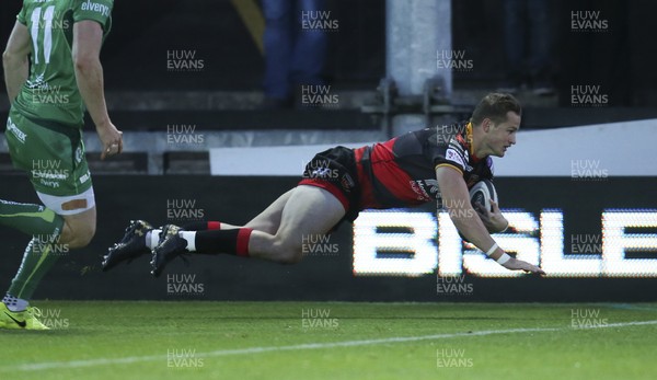 150917 - Dragons v Connacht, Guinness Pro14 - Hallam Amos of Dragons dives in to score try