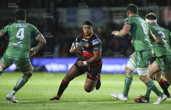 150917 - Dragons v Connacht, Guinness Pro14 - Leon Brown of Dragons takes on the Connacht defence