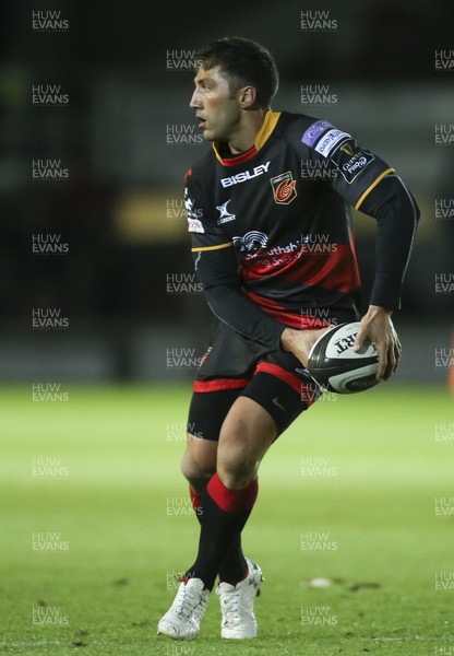 150917 - Dragons v Connacht, Guinness Pro14 - Gavin Henson of Dragons feeds the ball out
