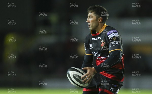150917 - Dragons v Connacht, Guinness Pro14 - Gavin Henson of Dragons feeds the ball out
