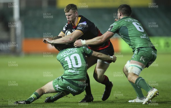 150917 - Dragons v Connacht, Guinness Pro14 - Jack Dixon of Dragons takes on Jack Carty of Connacht and Eoghan Masterson of Connacht