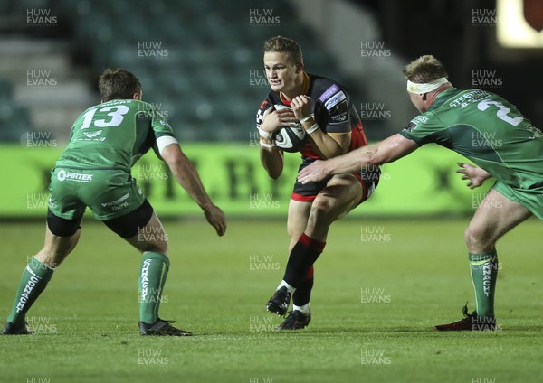 150917 - Dragons v Connacht, Guinness Pro14 - Hallam Amos of Dragons takes on Tom McCartney of Connacht and Tom Farrell of Connacht