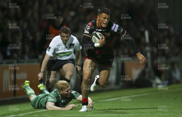 150917 - Dragons v Connacht, Guinness Pro14 - Jared Rosser of Dragons gets away from Rory Scholes of Connacht